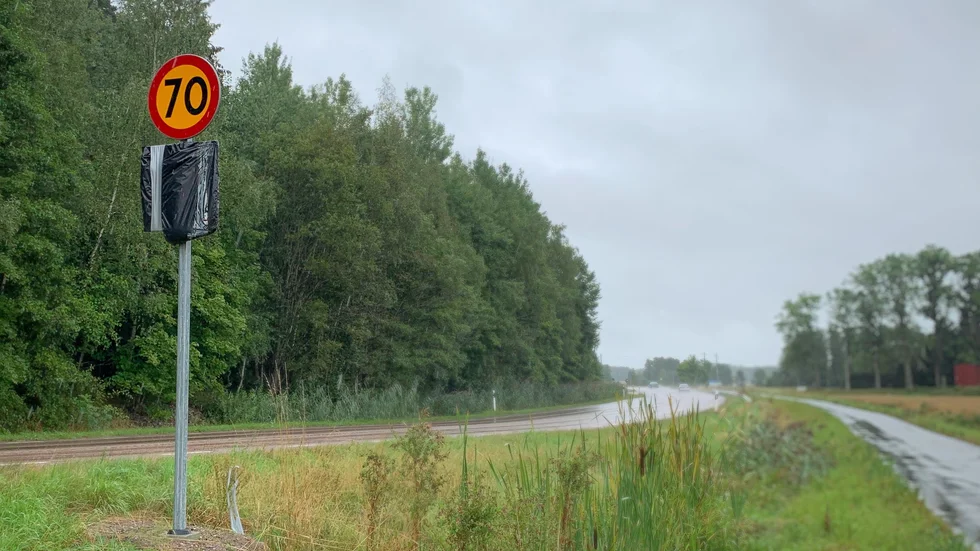 Varningsskyltar för fartkameror sattes upp på väg 218 för över ett år sedan. De har under tiden varit övertäckta.