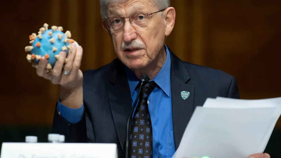 Francis Collins, chef för det statliga amerikanska forskningsinstitutet NIH håller upp en modell av coronaviruset under en utfrågning i senaten. Arkivbild