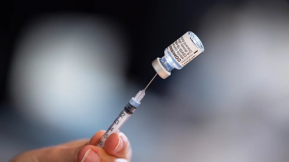 En spruta laddas med Comirnaty-vaccin från Pfizer-Biontech. Arkivbild.