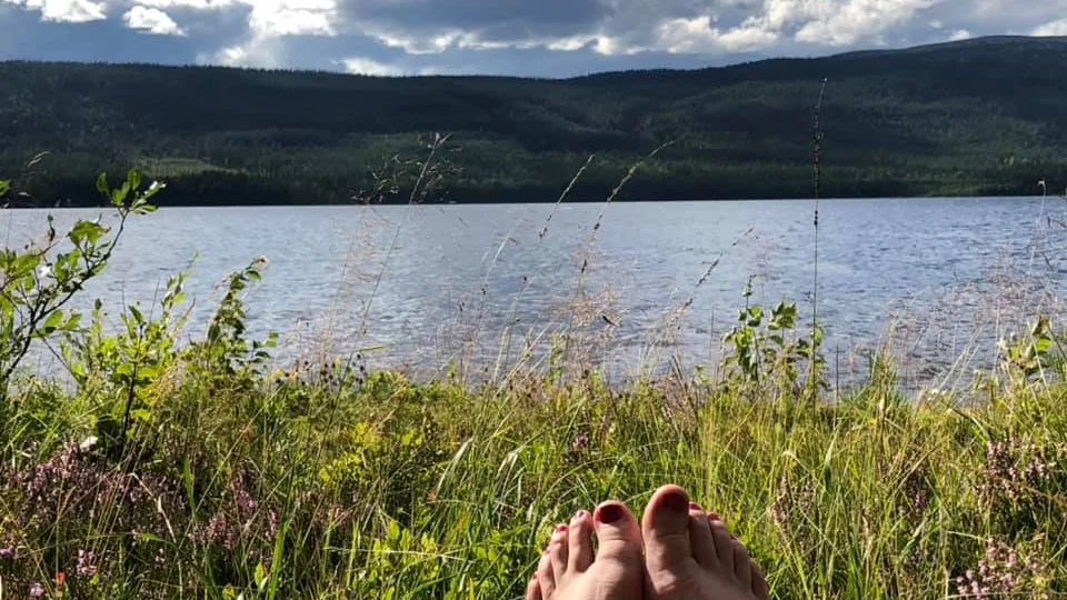 "Radion är på, kaffet är varmt, solen skiner vid Klövsjön (Klövsjö, Jämtland)!"