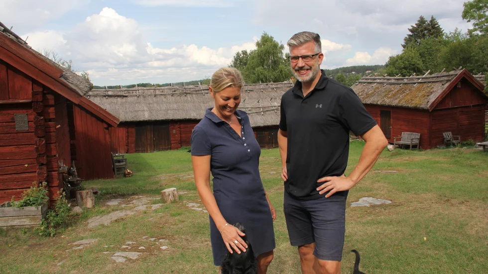 Marie Tegnefjord och Pelle Henriksson älskar djur och att baka. Något som varit uppskattat i Viby by i sommar. Förr bodde här torparfamiljer med upp till 13 barn i varje liten enrumsstuga.
