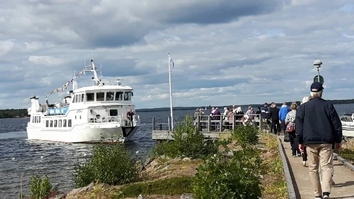 Ett 40-tal pensionärer äntrade MS Laponia för en tur ut i skärgården.