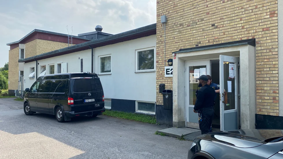 Polisens tekniker på plats vid Migrationsverkets boende i Flen, efter mordförsöket. 