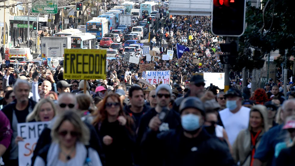 Nedstängningarna i Australien har lett till starka reaktioner. Bilden visar en protest mot virusrestriktioner i Sydney i slutet av juli.