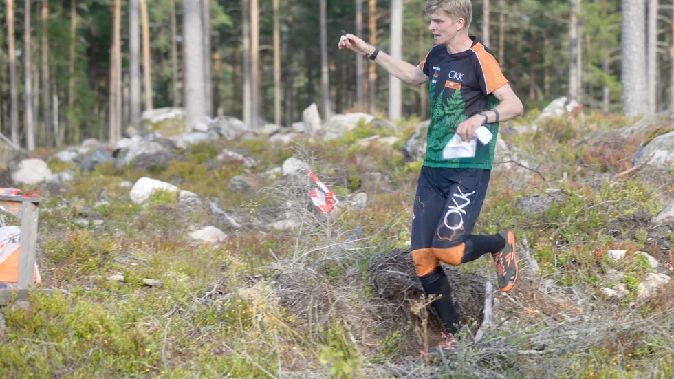 Utmaning på etapp två mellan Lundaskog och Kvarsebo. Grannen på andra sidan skogen, OK Kolmården, har ett bra lag på gång. Här Ville Johansson i sekundstrid om andraplatsen. Många fler bilder och tv-klipp på sn.se!