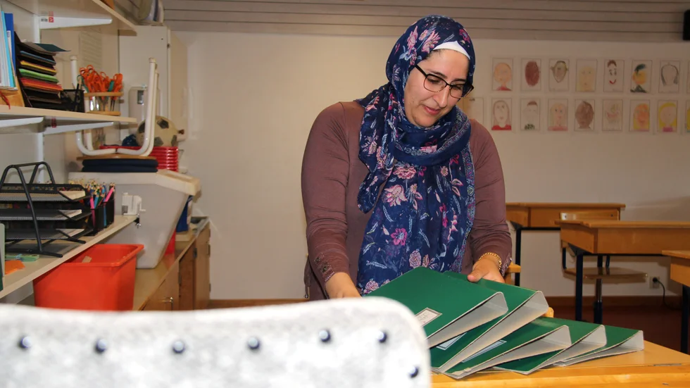 32-åriga Noura Al Chami kom till Sverige för sju år sedan. Nu, sedan en dryg månad tillbaka, är hon tillsvidareanställd som barnskötare på Bäckskolan i Kisa.
