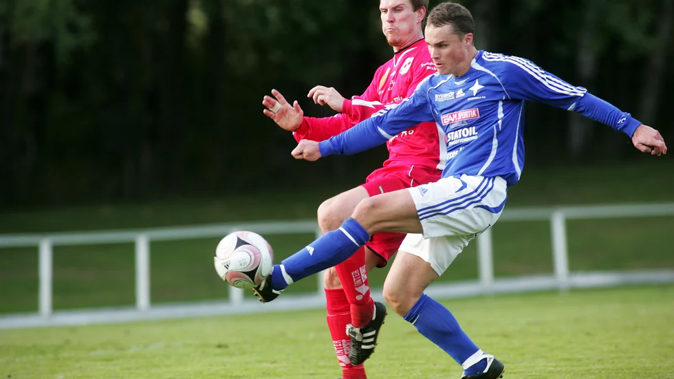 Maifikonen Daniel Leinar i en IFK-match mot Boxholm 2008. 46-åringen kan än, för härom dagen gjorde han två mål i IFK Motalas B-lag.