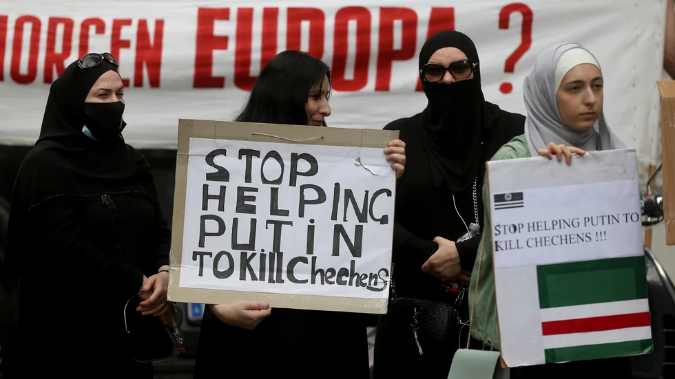 Exiltjetjener demonstrerade i juli förra året utanför ryska ambassaden i Wien med plakat med texten "Sluta hjälpa Putin att mörda tjetjener".