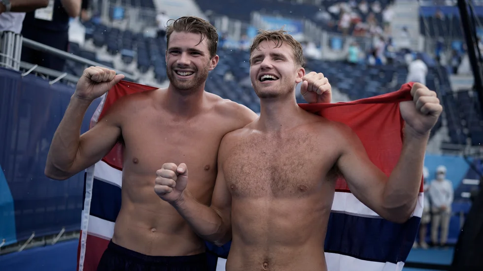 Anders Mol och Christian Sørum firar sitt guld i beachvolley.