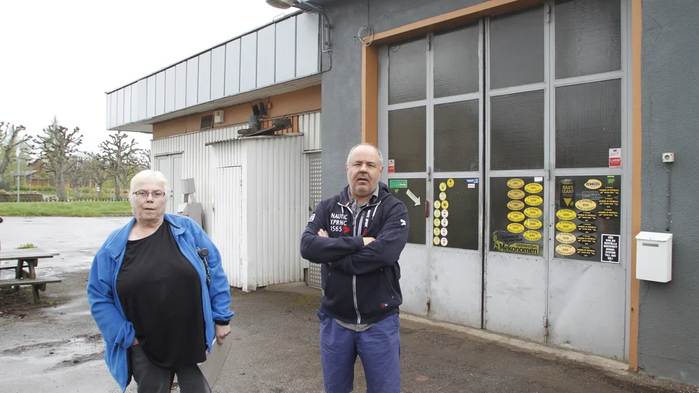 Åkersborna Margaretha Skyman och Tapio Mäläskö är inte tilltalade av byggplanerna där den gamla macken står, och blev besvikna när kommunen gick ut med felaktiga siffror om trafikflödet i tidningen. 