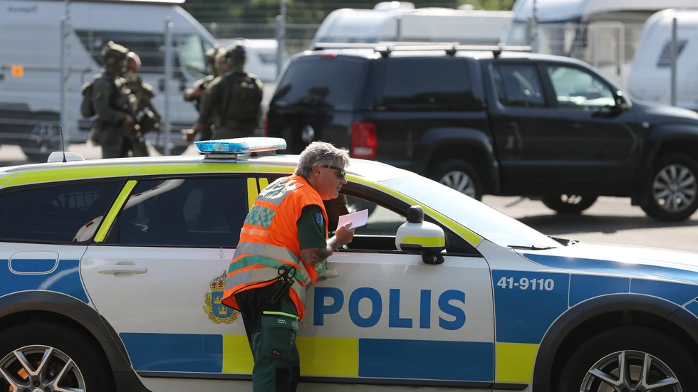 Bild från insatsen vid Hällbyanstalten under onsdagen. Både den nationella och regionala insatsstyrkan kallades in.