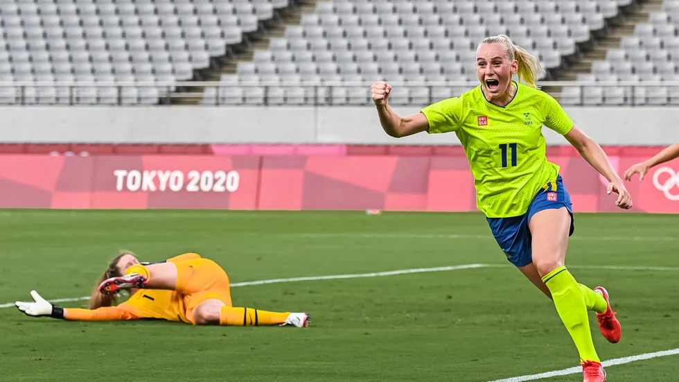 Stina Blackstenius jublar efter att ha nickat in 1-0 för Sverige mot USA i öppningsmatchen i OS. OS-silvret med Sverige gör att Vadstenatjejen återigen är kandidat till lokala bragdguldet Guldklockan.