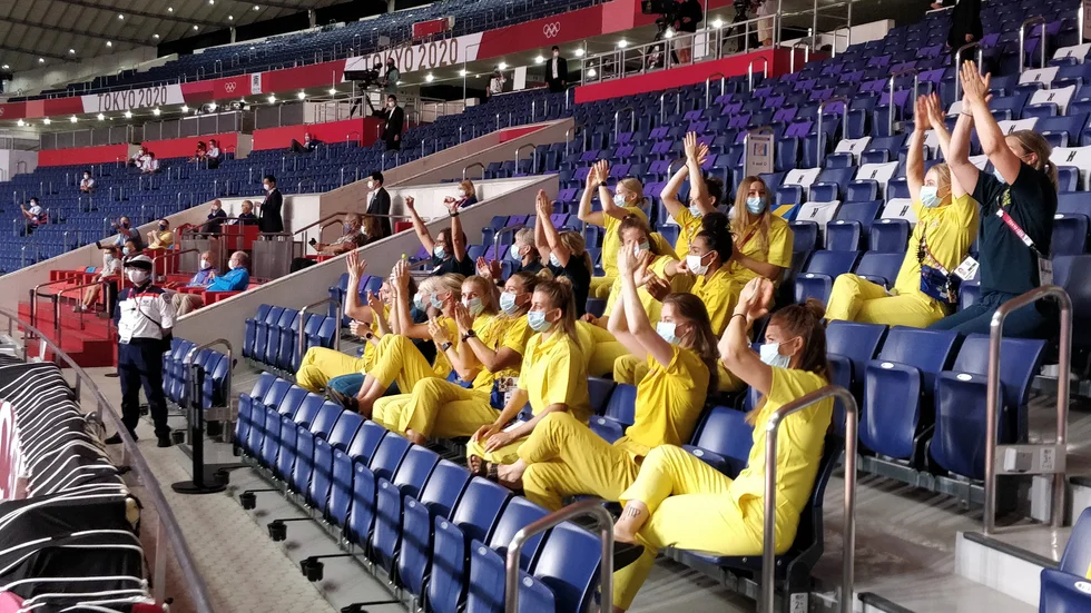 Det svenska damlandslaget i handboll tittade på herrarnas segermatch mot Portugal under sommar-OS i Tokyo.