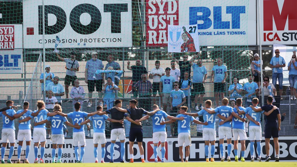 Malmö FF-spelarna tackade bortaklacken efter 2–0-segern borta mot Mjällby på Strandvallen.