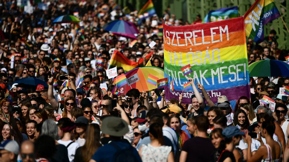 Årets Pridetåg i Budapest ses som en reaktion mot de nya lagarna i Ungern.