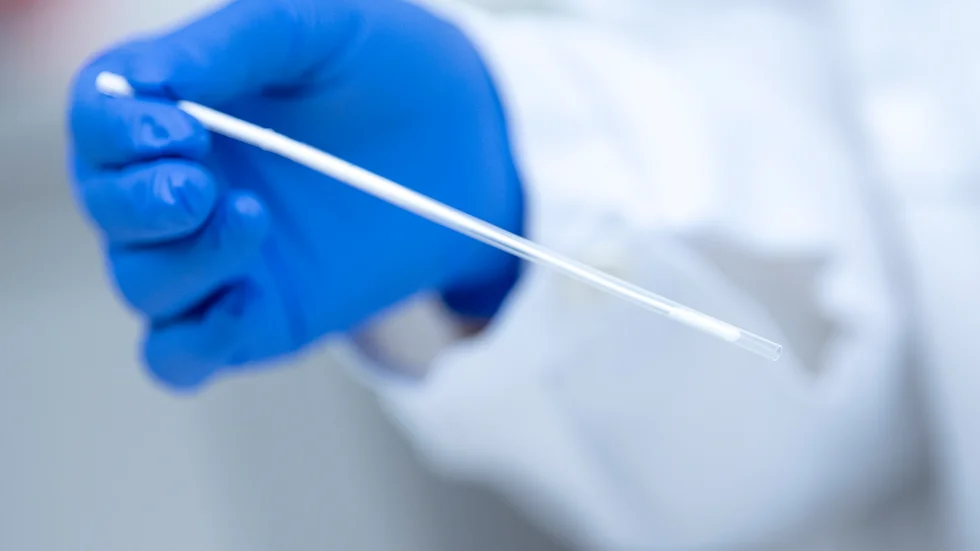 Provtagningspinne tillhörande ett snabbtest ( antigentest ) för covid-19. Arkivbild.