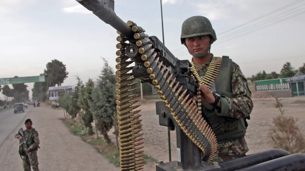 En afghansk regeringssoldat på bevakningsuppdrag i Herat. Arkivbild.