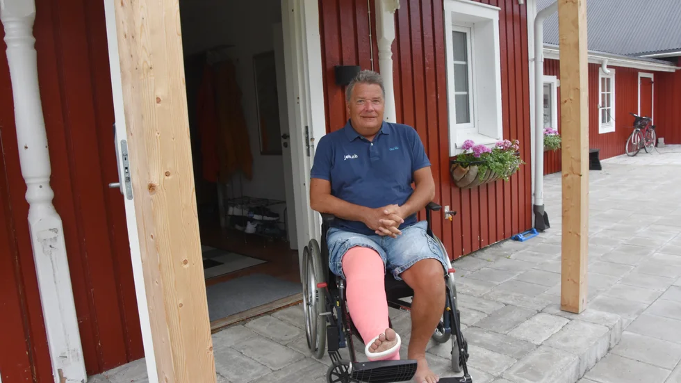 Janne Samuelsson kan ännu inte stå ordentligt på benet, vilket försenar rehabiliteringen. I oktober ska han på återbesök för kontroll.