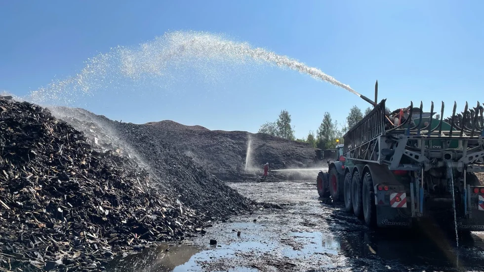 På torsdagseftermiddagen tar företaget som äger marken över efterbevakningen.