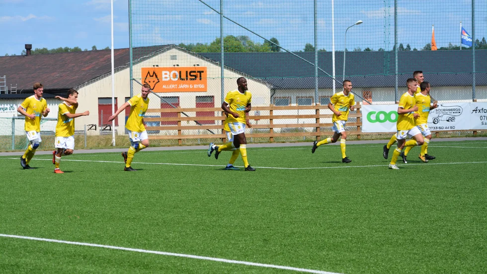 Kisa glatt på språng efter 3-1.