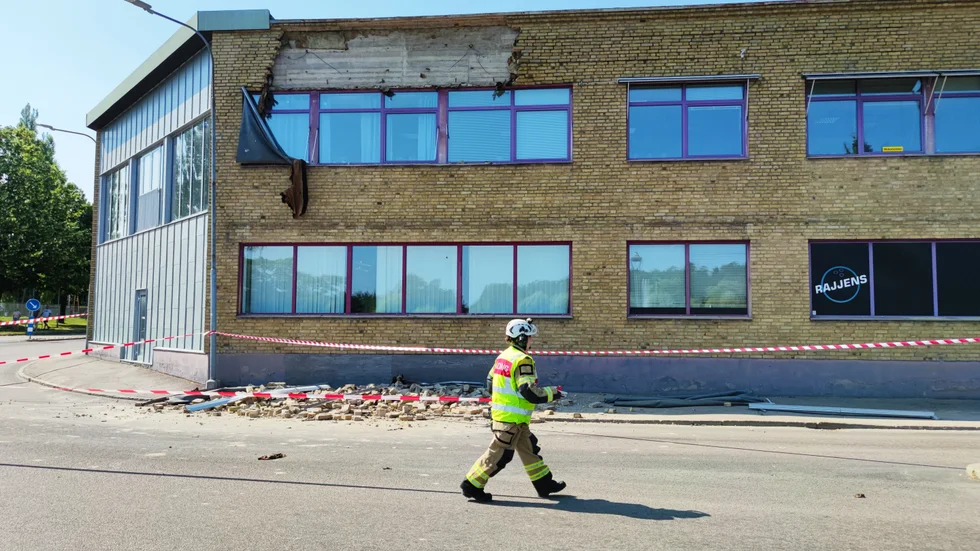 Delar av en vägg i en kontorsbyggnad i Arvika har rasat.