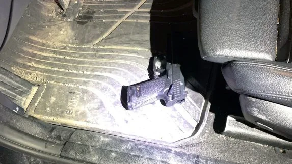En kolsyrepistol hittades under förarsätet i bilen när polisen ingrep mot de misstänkta männen efter larmet om hot och misshandel på Björkskatan.