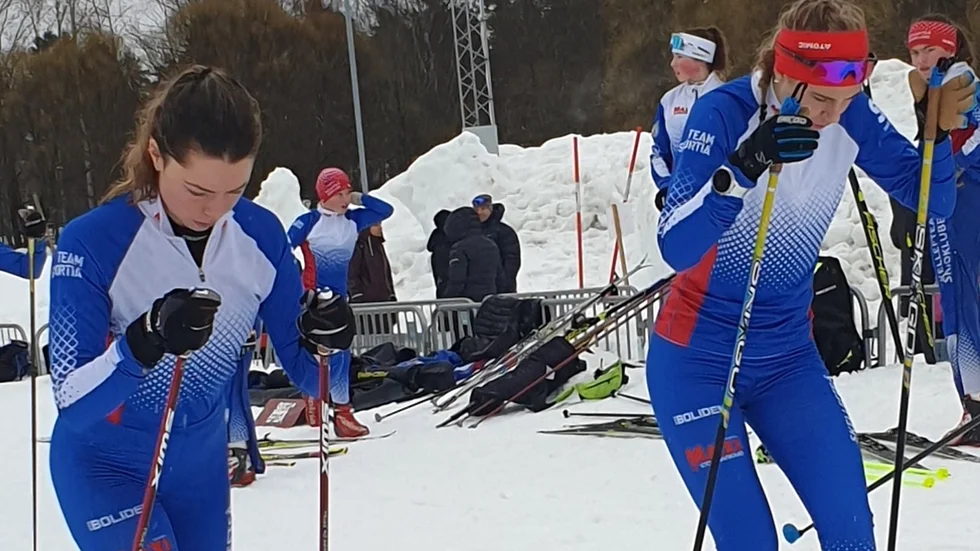 Skellefteå Skidklubbs Saga Nilsson och Elin Henriksson tävlade mot Sverigeeliten i Volkswagen cup.
