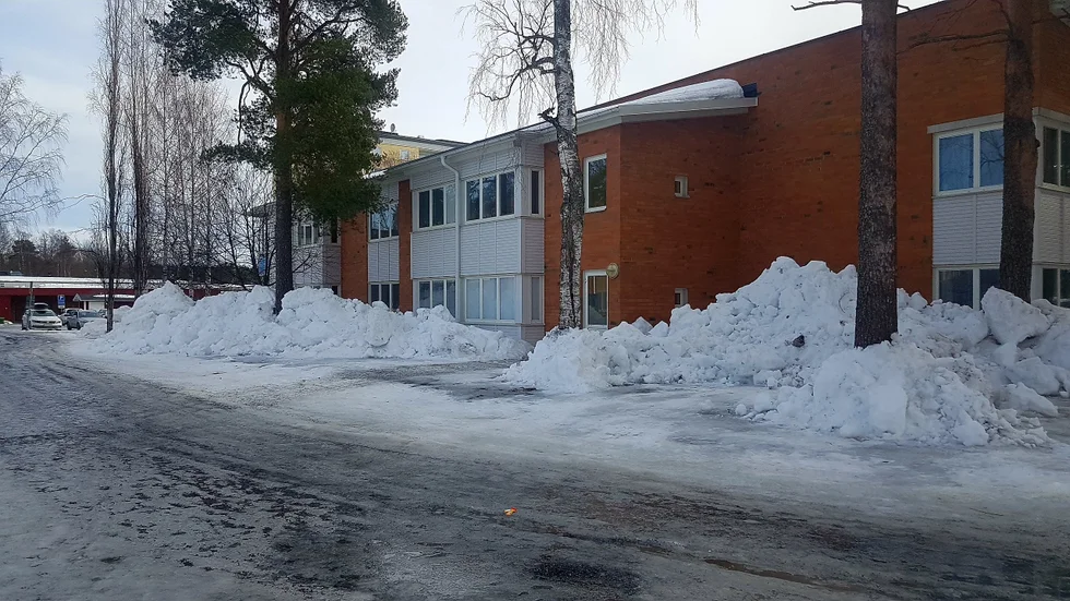 Högar på uppåt två och en halv meter har lagst upp framför lägenheterna på bottenplan vid Ängsgårdens äldreboende. Vissa av de boende har begränsad, eller knappt någon utsikt från sina rum där de tillbringar en stor del av sin tid.
