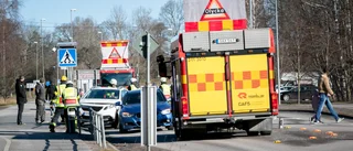 Trafikolycka i Nyköping – last ramlade ut på vägen