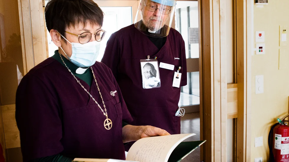 I Stillhetens rum finns en gästbok där besökare kan skriva hälsningar. Kristina Wallbing och Sevn Sundin är de som jobbar på plats i sjukhuskyrkan denna dag.