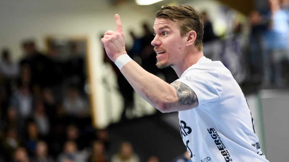 Fredrik Holtz pekar ut riktningen för sitt Hagunda. Nu inleds kvalfinalen mot superligan mot Warberg.