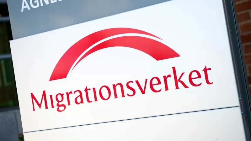 Migrationsverket har gjort helt om när det gäller ett ärende kring en tonårspojke som nu får stanna i Sverige.  "Äntligen har rättvisan segrat", säger en jurist.