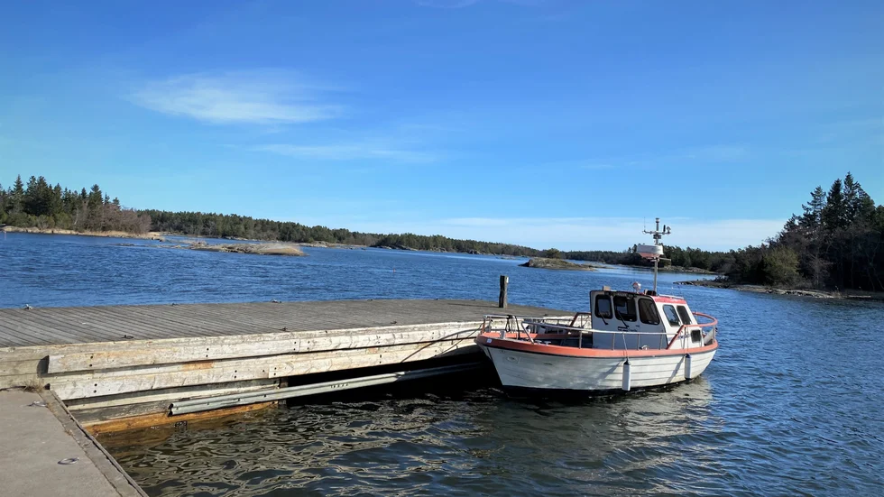 Här utanför Gräsös södra spets, vid Äspskärs brygga, har en del Tallolja samlats in.