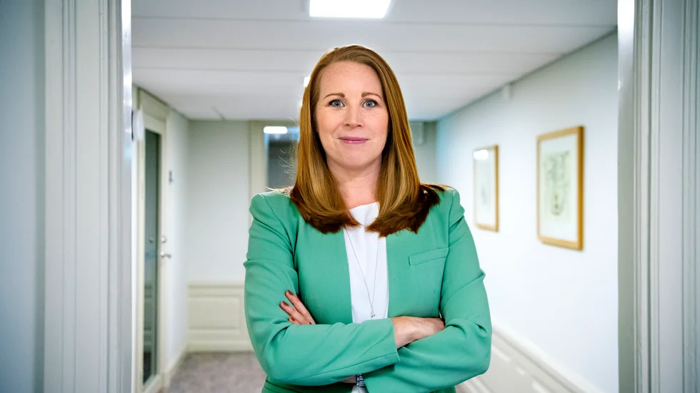 "Trots försöken att bilda en bred mitt står Centerpartiet och väger mellan vänster och höger. Foten måste sättas ned, men inte ens Annie Lööf verkar helhjärtat kunna bestämma sig", skriver ledarskribenten.