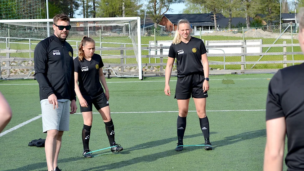 Selma Åström, till höger, är uttagen i F16-landslaget.