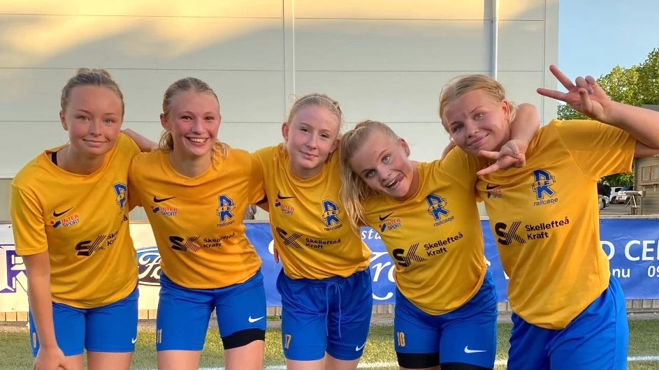 Ebba Elenius, Sara Green, Milla Andersson, Alice Lindqvist och tvåmålsskytten Tyra Elenius svarade för Rönnskärs mål i storsegern mot Skellefteå FF.