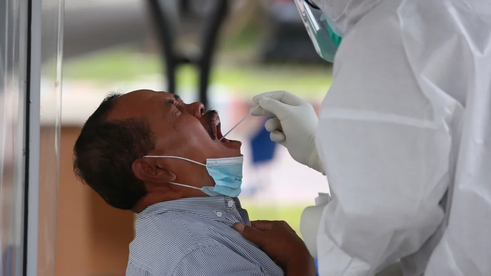 En man tar ett covidtest i Medan i Indonesien.