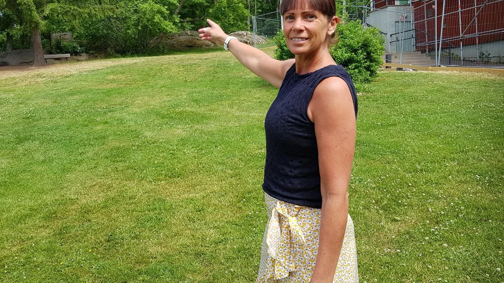 Ingrid Martini pekar på skolgården i Västra Harg där eleverna kan vara ute och leka. Det finns också möjligheter att kunna utveckla skolan, till exempel med hjälp av utomhuspedagogik.
