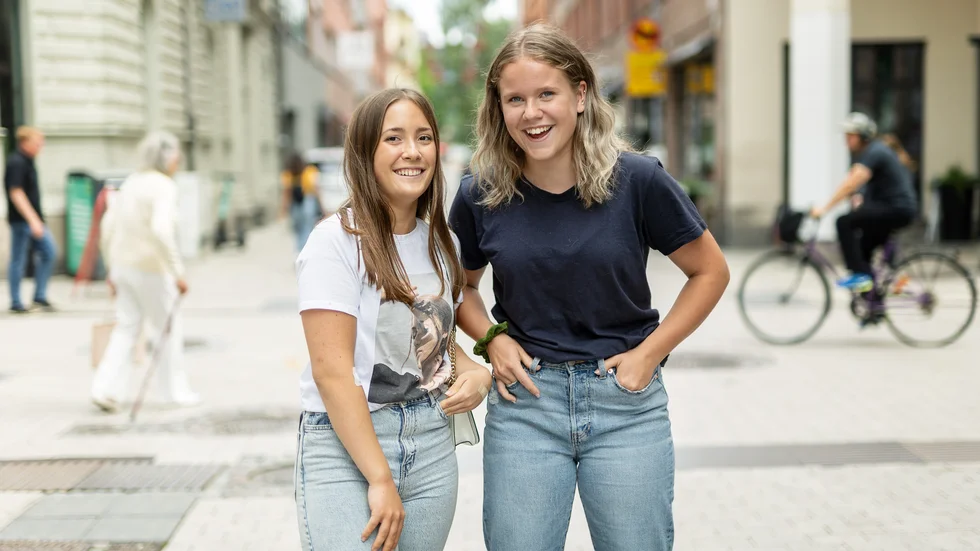 Tilde Ededal och Maja Sundström. Maja tävlar i dressyr och skulle egentligen ha gjort sitt sista år med ponny men tävlingarna ställdes in.