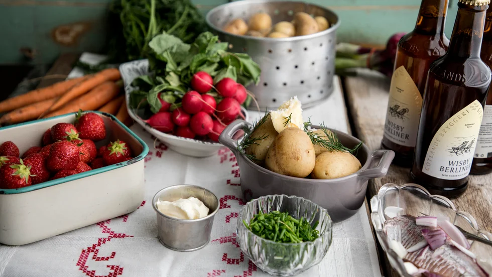På midsommarbordet finns inte sällan fisk. Men se upp med var den är fiskad. Arkivbild.