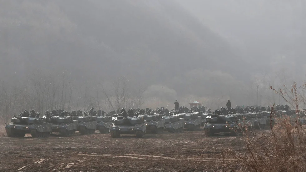 Sydkoreanska militärfordon i en övning nära gränsen mot Nordkorea tidigare i år. Omkring år 2035 kan de backas upp av ett nytt luftvärnssystem.