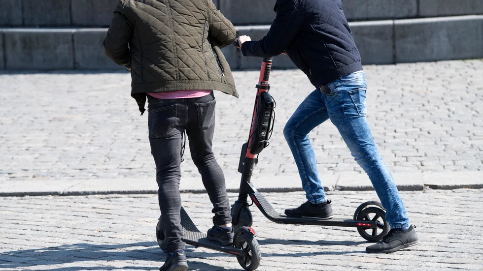 Grumpy old lady, är orolig för att bli påkörd av en ouppmärksam elsparkcykel-förare.