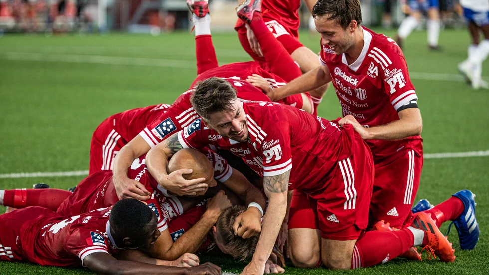 PIF fick jubla efter träningsmatchen i Umeå i våras. Nu gäller kamp om seriepoäng mot topplaget.