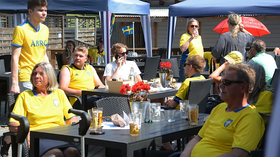 Flera och fler ansluter sig till Vimmerbys "gula vägg" när det är en halvtimma kvar till avspark i EM-matchen mellan Sverige och Slovakien en rekordhet fredag i juni.