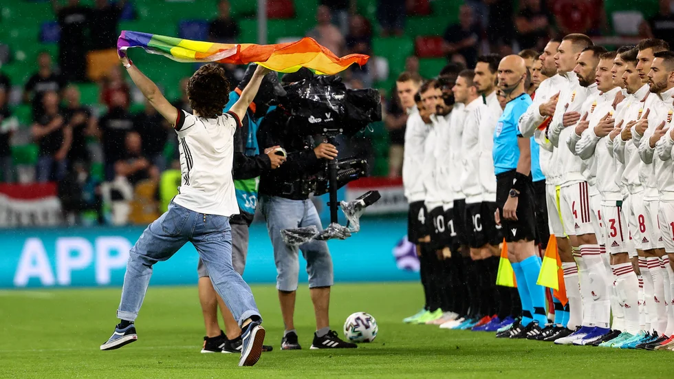 Under den ungerska nationalsången stormade en supporter in med en regnbågsflagga.