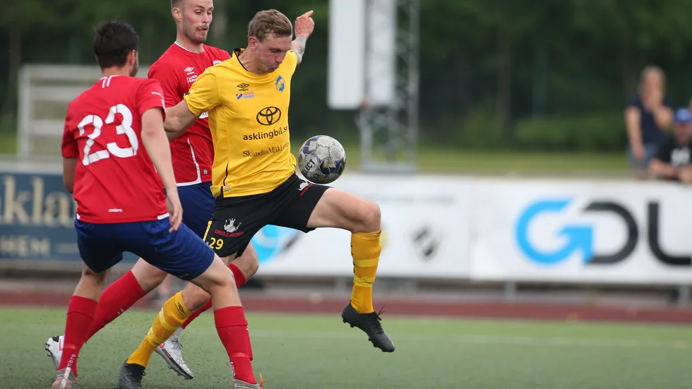 Nils Lindsten försökte trycka sig igenom Karlslundsförsvaret men nådde inte hela vägen in i mål.