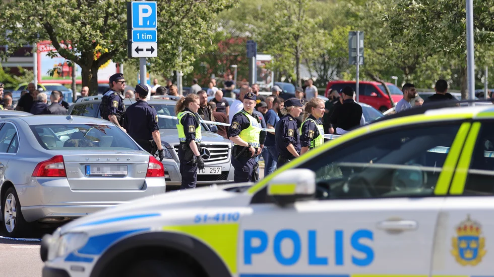 Elva män från två olika konstellationer åtalas för det våldsamma bråket i Hjällbo i slutet på maj. Ett bråk som ett par dagar därefter utmynnade i ett mord. Arkivbild.