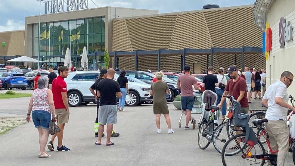 Långa köer till Systembolaget.