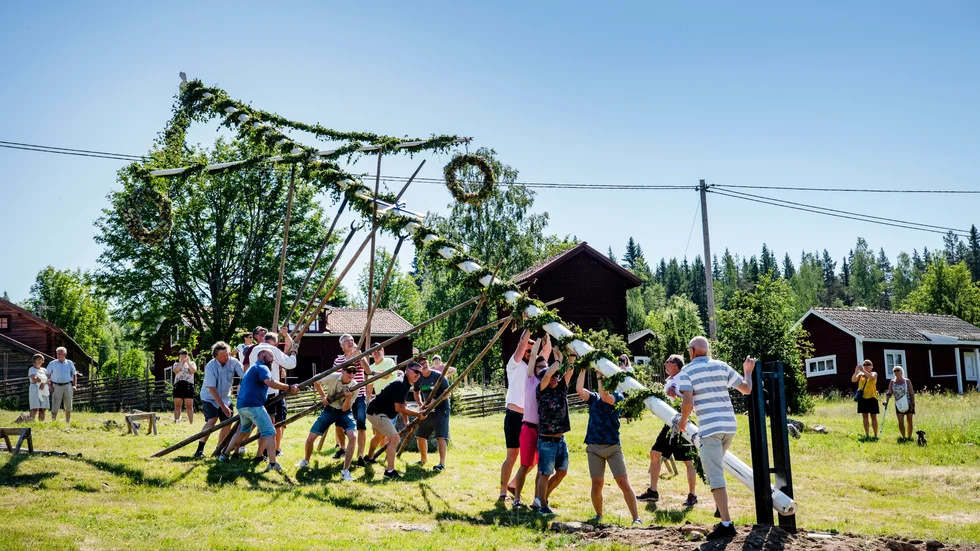 Pressen att ha en fantastisk midsommar med massor av vänner, traditioner och gärna ett fint lantställe som fond, kan kännas tung för många. Arkivbild