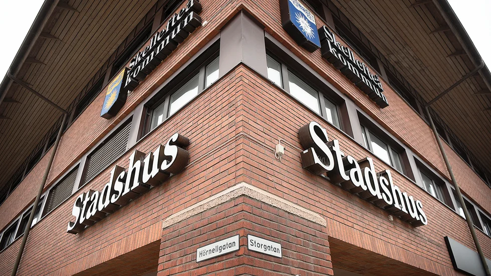 Skribenterna menar att Skellefteå kommuns beslut har inskränkt på familjens frihet.